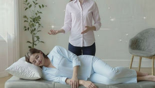 Profissional de terapia integrativa atendendo paciente em consultório claro, limpo e harmonioso, com ambiente acolhedor e profissional.