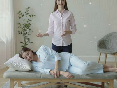 Profissional de terapia integrativa atendendo paciente em consultório claro, limpo e harmonioso, com ambiente acolhedor e profissional.