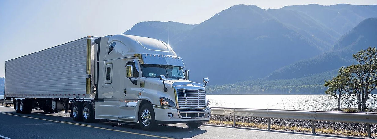 Caminhão rodovia lago