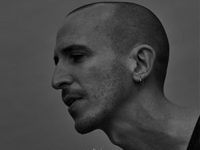 Truppi: l’artista dentro la canottiera