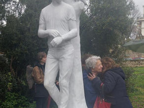 Parco della Caffarella: inaugurata una statua in memoria del giovane attivista di quartiere Lorenzo Cuneo