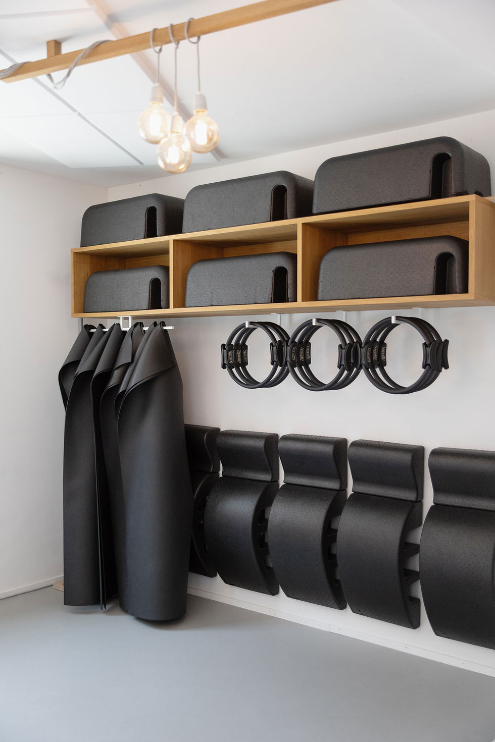 Trainingsecke mit Matten und Pilates-Ringen in der Pilates Stube Zürich
