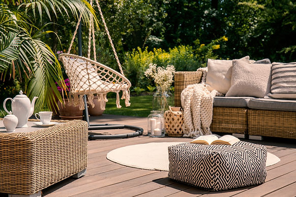 pouf-on-wooden-terrace-with-rattan-sofa-and-table-WYQT2RV.jpg