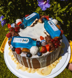 Čokoládový dort s dripem z bílé čokolády