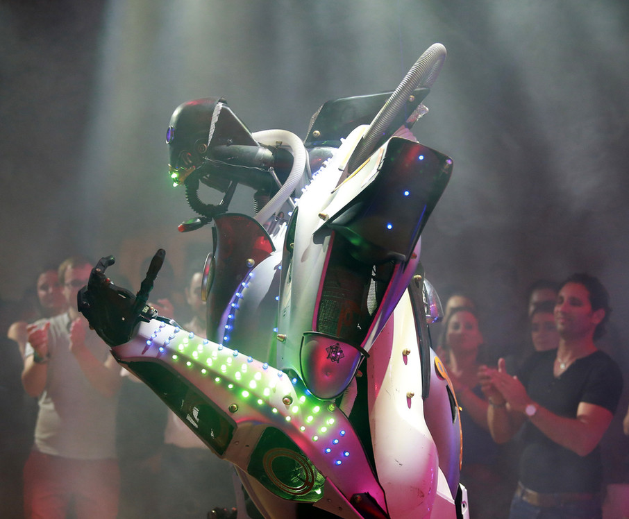Docteur MOZZ robot RM3 RM3.0 show robotic spectacle giant magie magicien Disneyland Paris Monaco festival de cannes
