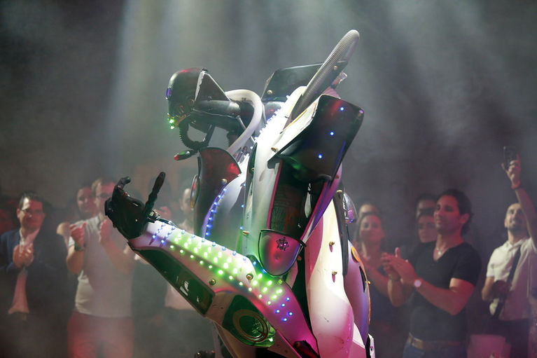 ROBOT RM3.0 COMPAGNIE MOZZ SPECTACLE INNOVATION ROBOTIQUE FUTUR INTERACTIF