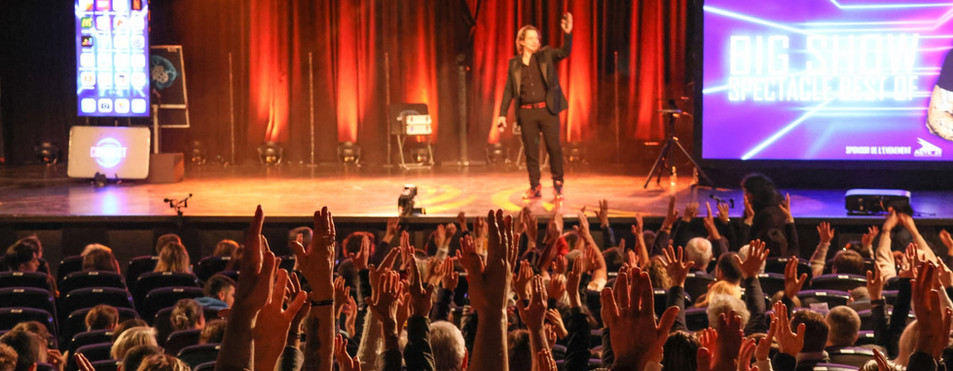 Docteur MOZZ sniper sonore chauffeur de salle maître de cérémonie magie magicien spectacle show humour humoriste