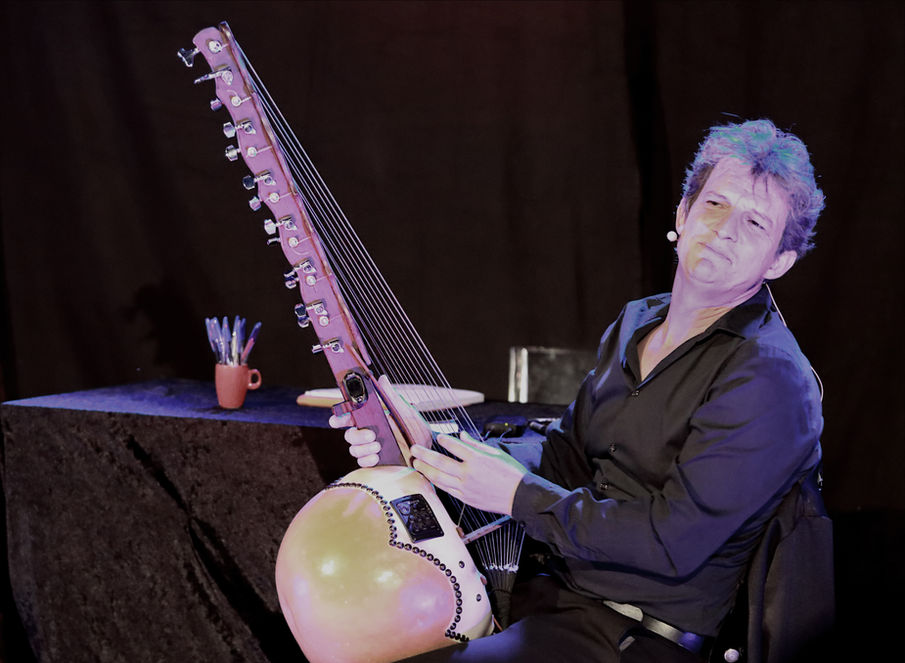 Docteur MOZZ théâtre humour magie magicien humoriste comique mentalisme spectacle oneman show seul en scène comédien artiste international