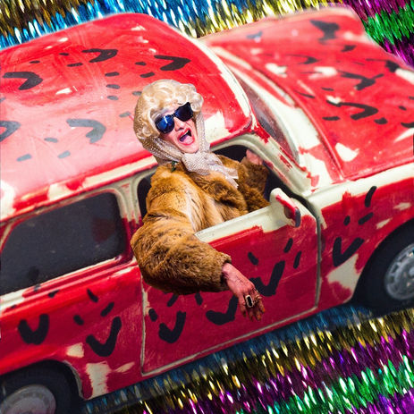 jacqueline-boom-boom-rotes-auto.jpeg