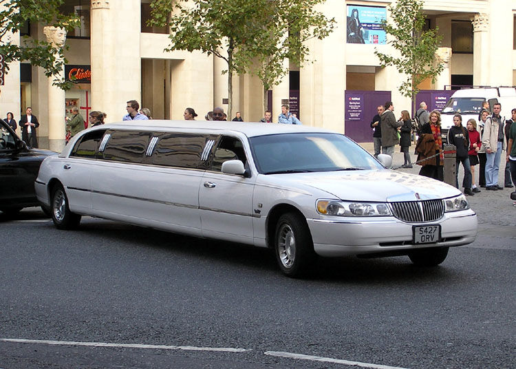 What to Know About a Los Angeles Limo for Your Kid’s Prom