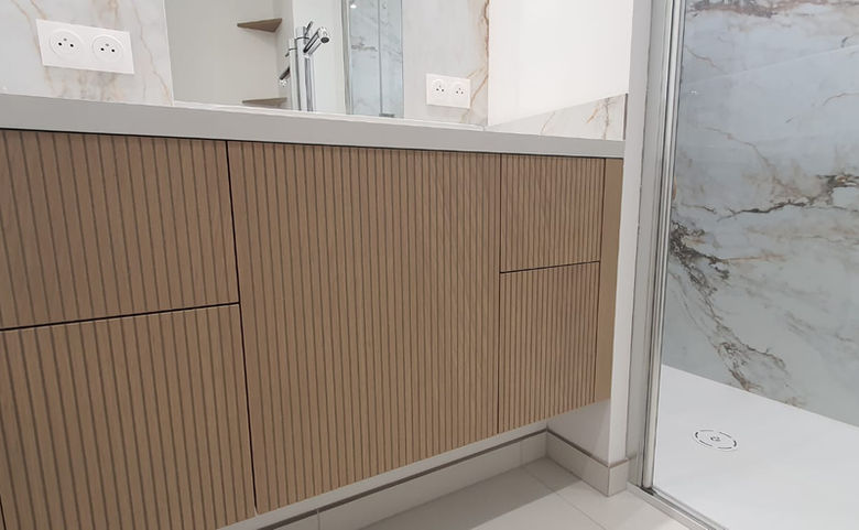 Salle de bain sur mesure EVREUX Transformez votre intérieur avec une salle de bains sur mesure à Évreux (27). Spécialisés dans la création et la rénovation de salles de bains, nous proposons un large choix de meubles de salle de bains, faïences, carrelages, douches italiennes, baignoires et solutions de rangement adaptées à tous les styles.

Nos experts vous accompagnent pour concevoir un espace fonctionnel et élégant, avec des matériaux de qualité : faïence moderne, meuble vasque design, rangements optimisés, robinetterie haut de gamme et accessoires assortis.
Notre équipe intervient dans toute la région d’Évreux pour la pose, l’installation complète et le conseil en aménagement.

Choisir notre service, c’est opter pour un professionnel du 27 capable de créer une salle de bains durable, esthétique et parfaitement adaptée à vos besoins.