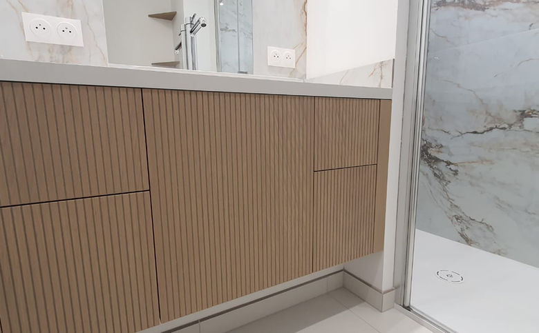 Salle de bain sur mesure EVREUX Transformez votre intérieur avec une salle de bains sur mesure à Évreux (27). Spécialisés dans la création et la rénovation de salles de bains, nous proposons un large choix de meubles de salle de bains, faïences, carrelages, douches italiennes, baignoires et solutions de rangement adaptées à tous les styles.

Nos experts vous accompagnent pour concevoir un espace fonctionnel et élégant, avec des matériaux de qualité : faïence moderne, meuble vasque design, rangements optimisés, robinetterie haut de gamme et accessoires assortis.
Notre équipe intervient dans toute la région d’Évreux pour la pose, l’installation complète et le conseil en aménagement.

Choisir notre service, c’est opter pour un professionnel du 27 capable de créer une salle de bains durable, esthétique et parfaitement adaptée à vos besoins.