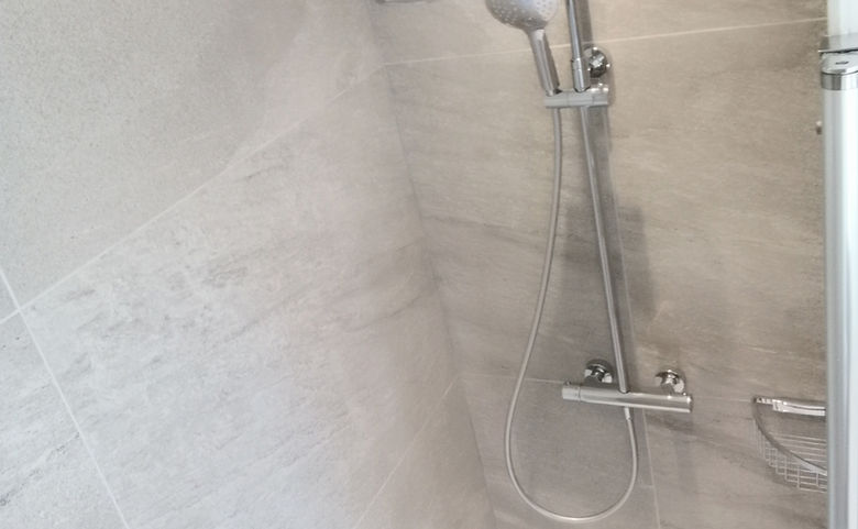 Transformez votre intérieur avec une salle de bains sur mesure à Évreux (27). Spécialisés dans la création et la rénovation de salles de bains, nous proposons un large choix de meubles de salle de bains, faïences, carrelages, douches italiennes, baignoires et solutions de rangement adaptées à tous les styles.

Nos experts vous accompagnent pour concevoir un espace fonctionnel et élégant, avec des matériaux de qualité : faïence moderne, meuble vasque design, rangements optimisés, robinetterie haut de gamme et accessoires assortis.
Notre équipe intervient dans toute la région d’Évreux pour la pose, l’installation complète et le conseil en aménagement.

Choisir notre service, c’est opter pour un professionnel du 27 capable de créer une salle de bains durable, esthétique et parfaitement adaptée à vos besoins.