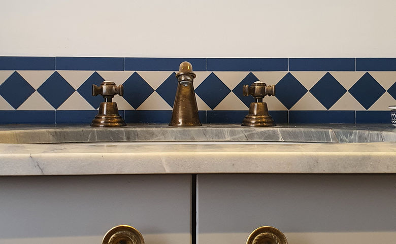 Transformez votre intérieur avec une salle de bains sur mesure à Évreux (27). Spécialisés dans la création et la rénovation de salles de bains, nous proposons un large choix de meubles de salle de bains, faïences, carrelages, douches italiennes, baignoires et solutions de rangement adaptées à tous les styles.

Nos experts vous accompagnent pour concevoir un espace fonctionnel et élégant, avec des matériaux de qualité : faïence moderne, meuble vasque design, rangements optimisés, robinetterie haut de gamme et accessoires assortis.
Notre équipe intervient dans toute la région d’Évreux pour la pose, l’installation complète et le conseil en aménagement.

Choisir notre service, c’est opter pour un professionnel du 27 capable de créer une salle de bains durable, esthétique et parfaitement adaptée à vos besoins.