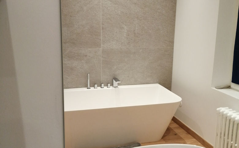 Transformez votre intérieur avec une salle de bains sur mesure à Évreux (27). Spécialisés dans la création et la rénovation de salles de bains, nous proposons un large choix de meubles de salle de bains, faïences, carrelages, douches italiennes, baignoires et solutions de rangement adaptées à tous les styles.

Nos experts vous accompagnent pour concevoir un espace fonctionnel et élégant, avec des matériaux de qualité : faïence moderne, meuble vasque design, rangements optimisés, robinetterie haut de gamme et accessoires assortis.
Notre équipe intervient dans toute la région d’Évreux pour la pose, l’installation complète et le conseil en aménagement.

Choisir notre service, c’est opter pour un professionnel du 27 capable de créer une salle de bains durable, esthétique et parfaitement adaptée à vos besoins.