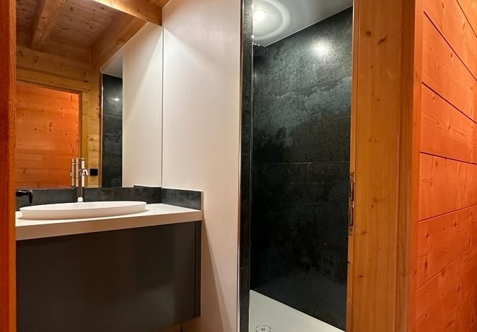 Transformez votre intérieur avec une salle de bains sur mesure à Évreux (27). Spécialisés dans la création et la rénovation de salles de bains, nous proposons un large choix de meubles de salle de bains, faïences, carrelages, douches italiennes, baignoires et solutions de rangement adaptées à tous les styles.

Nos experts vous accompagnent pour concevoir un espace fonctionnel et élégant, avec des matériaux de qualité : faïence moderne, meuble vasque design, rangements optimisés, robinetterie haut de gamme et accessoires assortis.
Notre équipe intervient dans toute la région d’Évreux pour la pose, l’installation complète et le conseil en aménagement.

Choisir notre service, c’est opter pour un professionnel du 27 capable de créer une salle de bains durable, esthétique et parfaitement adaptée à vos besoins.