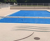 Plage de piscine en résine polyuréthane  et granulats de marbre