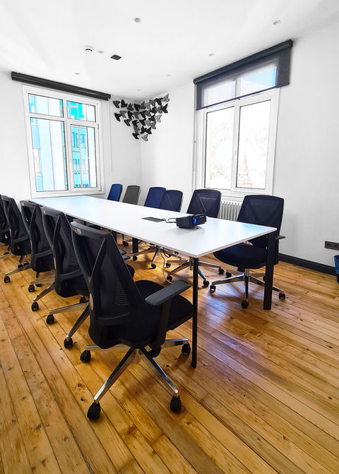 meeting room for 10 people overview. Room includes projector and whiteboard. #ofisvoyvoda #meetingroom