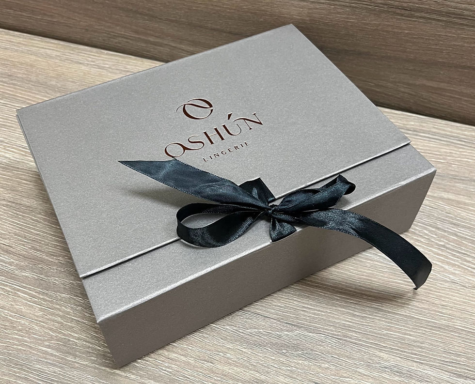 Серая подарочная коробка OSHÚN с чёрной атласной лентой и тиснением логотипа — упаковка премиум-класса на заказ