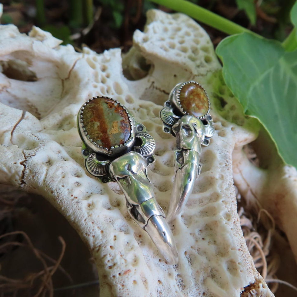 Thumbnail: The Gator Talon Studs