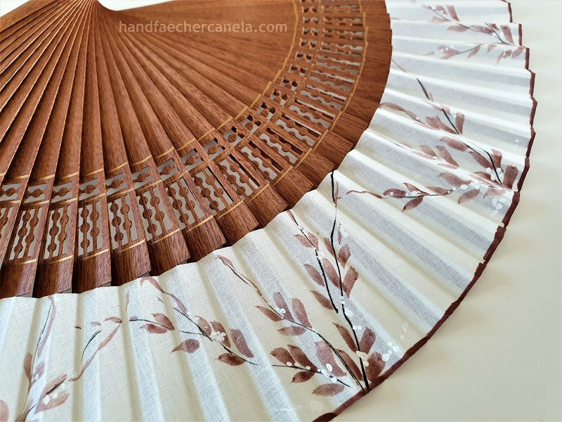 Thumbnail: Handfächer mit AEA Bezeichnung. Elfenbein Farbe handbemalt mit Blätter Motiven in Wein Farbe. Detail Stoff