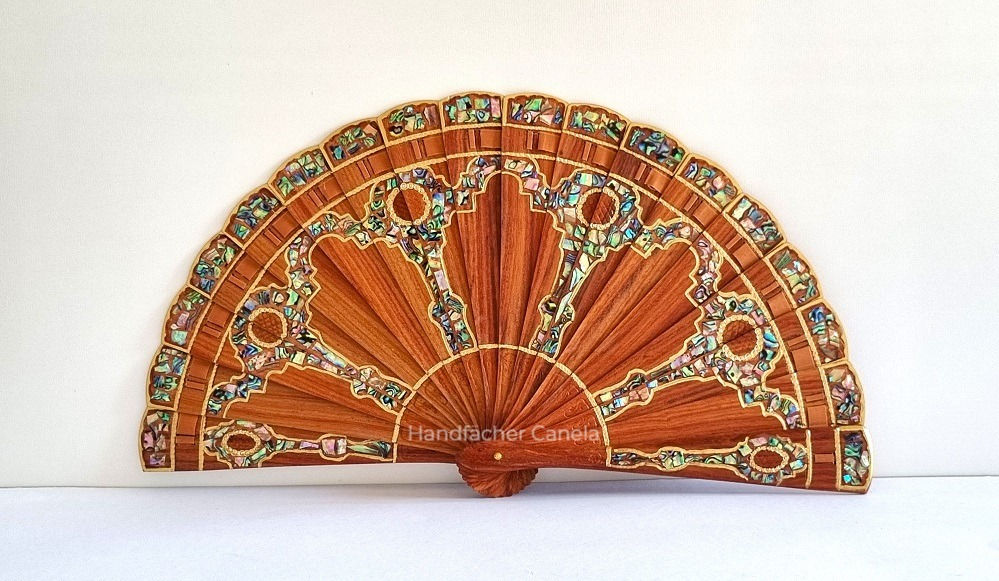 Briséfächer aus Rosenholz mit Perlmuttintarsen