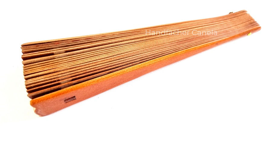 Thumbnail: Brisé Fächer aus Holz mit Durchbrüche, lackiert in Hellbraun. Geschlossen.