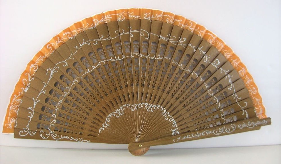 Miniatura: Klassischer Handfächer aus lackiertem Holz in goldener Farbe, ausgestanzt. Bemalt mit Bordüren. Barock Fächer.