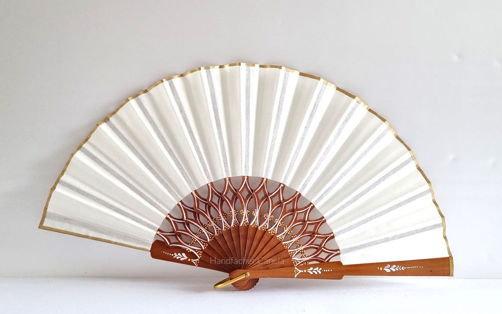 SOFIA Vorderseite — Holzfächer mit Handsägearbeit, weiße Baumwollbespannung, ornamentale Bemalung.