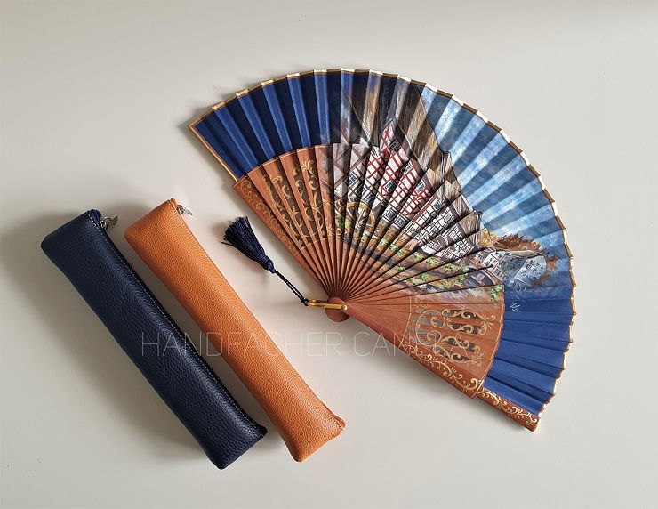 Thumbnail: Handfächer handbemalt mit Monschau Landschaft. In Spanien handgefertigt und bemalt. Handfächeretui für den Schutz