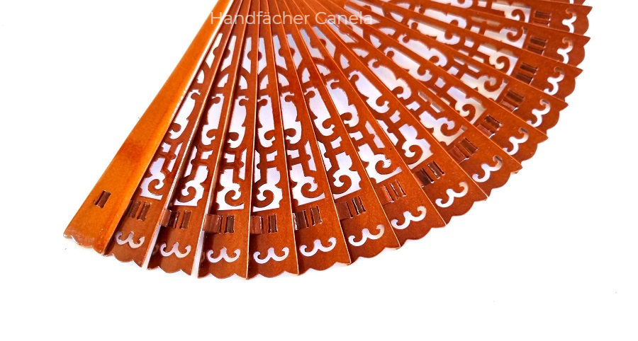 Thumbnail: Brisé Fächer aus Holz mit Durchbrüche, lackiert in Hellbraun. Detail