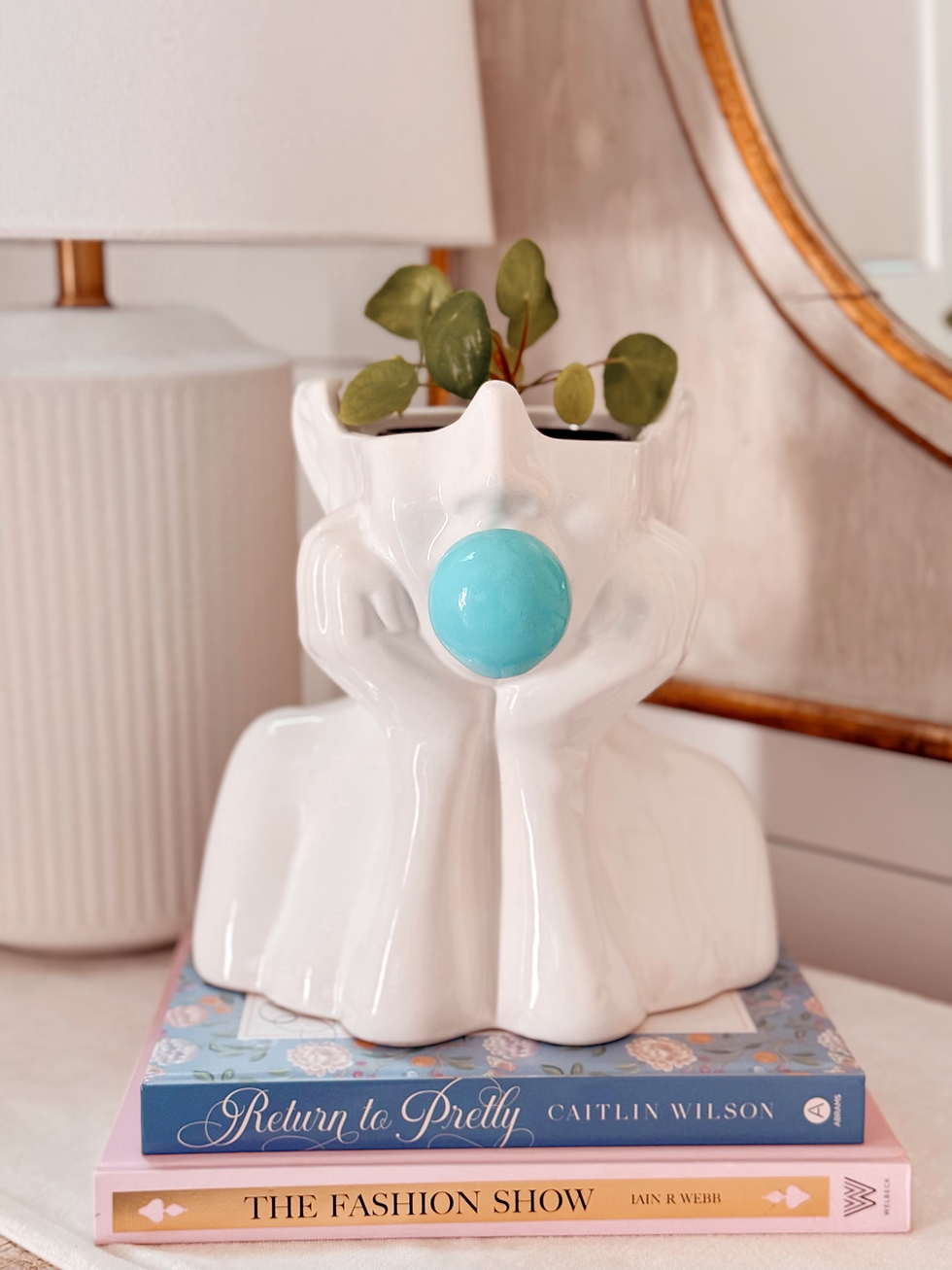Miniatura: White bust planter with blue gum