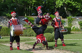 Spectacle acrobatique d'artistes de cirque avec musiciens et acrobates