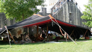 Première création La Caravane d'Orient campement berbère. Spectacle de rue thématique oriental musiciens artistes.