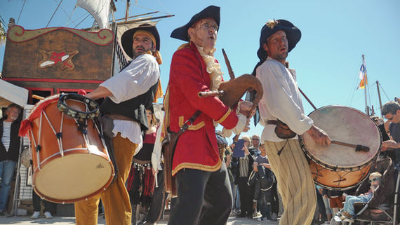 Photo de La Caravane des Pirates, l'un dès nombreux spectacles proposés par la Compagnie Soukha spécialisée en arts de rue et musique