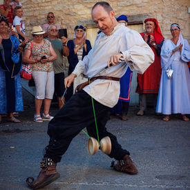 Un moment de pure dextérité où l'agilité du jongleur de diabolo émerveille les petits comme les grands, garantissant un succès retentissant sur vos places publiques.