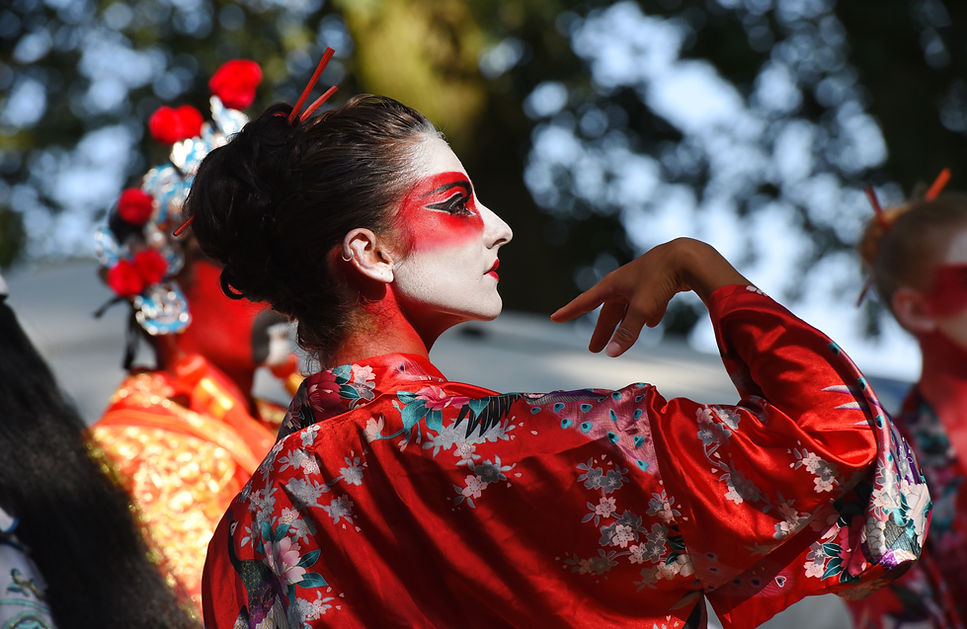 Danseuse asiatique, spectacle chinois, art de rue, artistes de rue