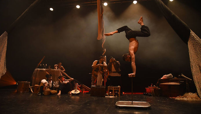 photo du grand spectacle Pirates, aventure en mer, show tout public avec musiciens et artistes de rue Compagnie Soukha.