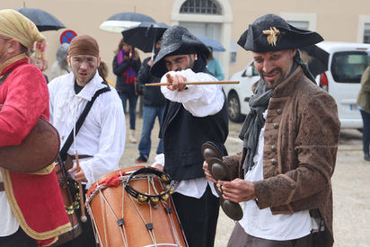 Photo d'artistes costumés en pirate avec musiciens joueurs de tambour