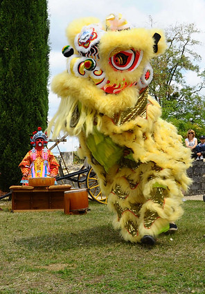 Danse du lion en costume traditionnel chinois, présentée comme final de spectacle, à l’image de la danse du dragon