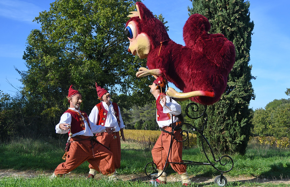 Grande marionnette, char, parade, corso fleuri, animation, troupe de rue