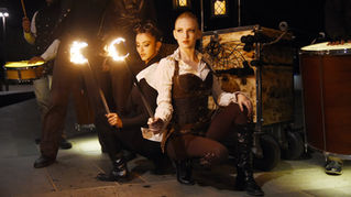 Troupe d’artistes circassiens, jongleurs de feu et musiciens live pendant La Caravane du Feu