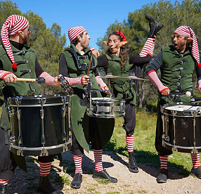 Animation de Noël avec lutins percussionnistes et danseuse en déambulation