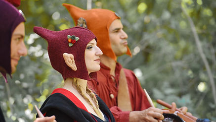 Lutins en animation devant les spectateurs