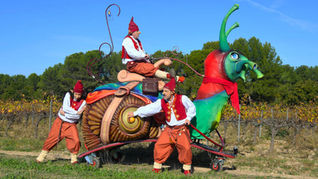 Spectacle de rue interactif et fantastique. Déambulation humoristique avec Korrigans, clowns et créatures géantes (escargot)