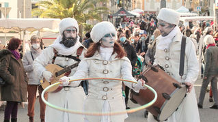 Artistes en costumes d’elfes dans une animation hivernale poétique et immersive