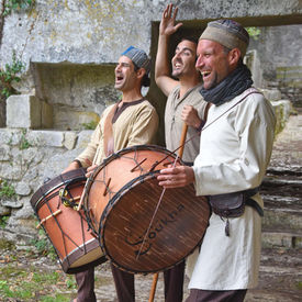Une animation musicale puissante et rythmée, utilisant des instruments anciens pour une immersion sonore totale au cœur du Moyen Âge.