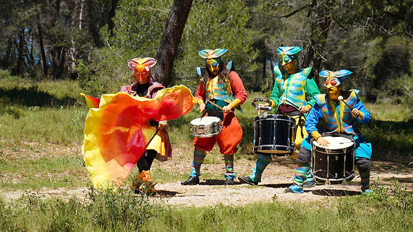 Animation de rue Les Colorés en déambulation avec percussionnistes et danseuse en spectacle festif et coloré