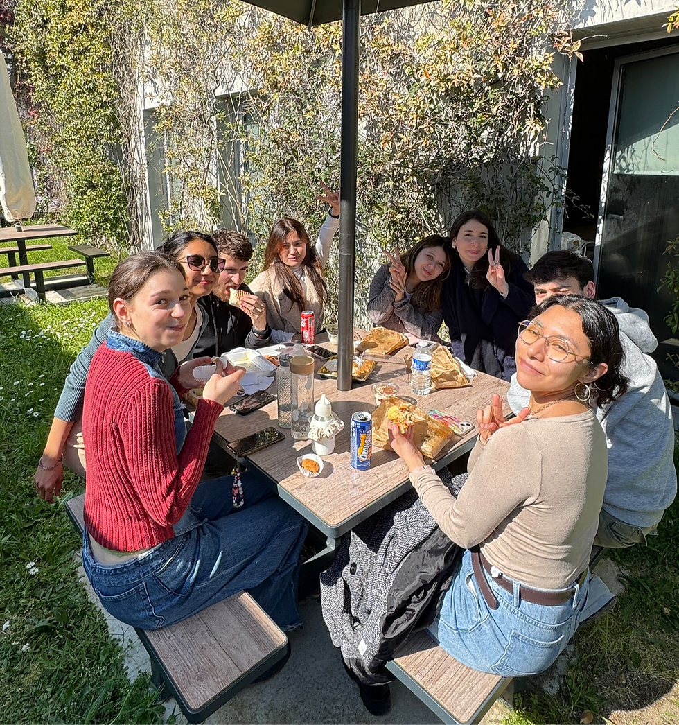 Un repas entre camarades