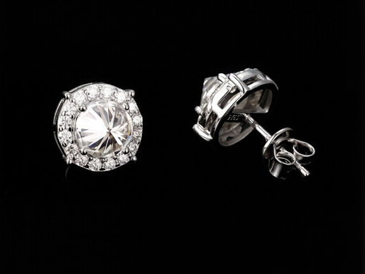 The Ultimate Guide to Moissanite Stud Earrings: Size, Visual Mass & the Hip Hop Rotation